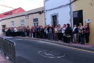 Enramado y colocación de la Cruz en el frontis del colectivo El Roque Azucarero de Telde (Foto TA)