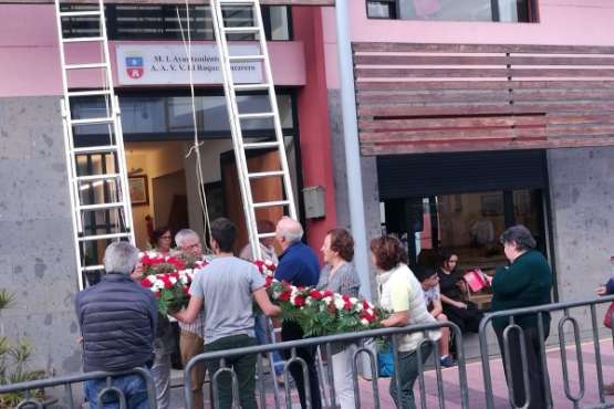 Enramado y colocación de la Cruz en el frontis del colectivo El Roque Azucarero de Telde (Foto TA)