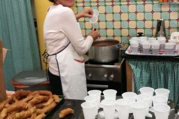 Enramado y colocación de la Cruz en el frontis del colectivo El Roque Azucarero de Telde (Foto TA)