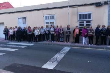 Enramado y colocación de la Cruz en el frontis del colectivo El Roque Azucarero de Telde (Foto TA)