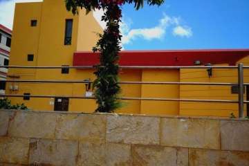 Cruz de flores colocada en la plaza de La Garita por socios del Patronato La Sal (Foto TA)