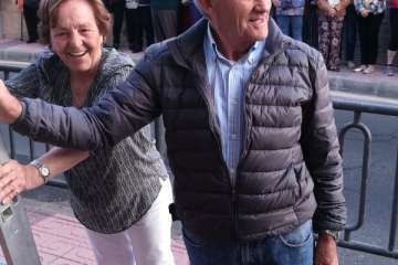 Enramado y colocación de la Cruz en el frontis del colectivo El Roque Azucarero de Telde (Foto TA)