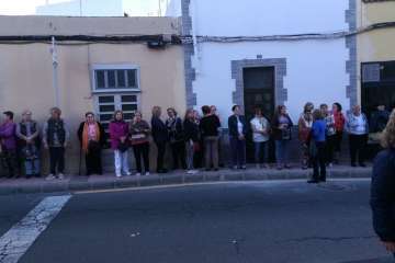 Enramado y colocación de la Cruz en el frontis del colectivo El Roque Azucarero de Telde (Foto TA)