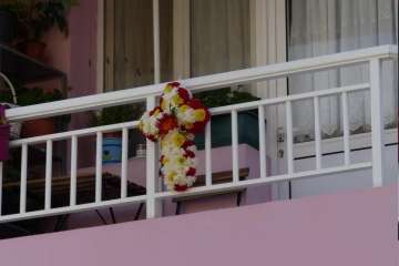 Cruz de flores colocada en un inmueble de Los Llanos (Foto TA)