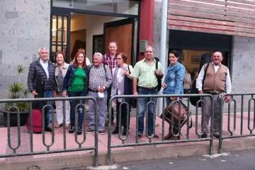 Enramado y colocación de la Cruz en el frontis del colectivo El Roque Azucarero de Telde (Foto TA)