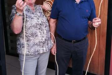 Enramado y colocación de la Cruz en el frontis del colectivo El Roque Azucarero de Telde (Foto TA)