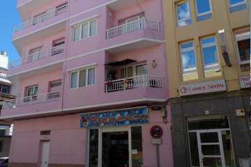 Cruz de flores colocada en un inmueble de Los Llanos (Foto TA)