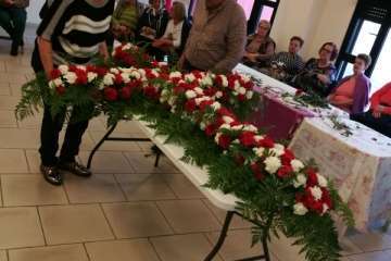 Enramado y colocación de la Cruz en el frontis del colectivo El Roque Azucarero de Telde (Foto TA)