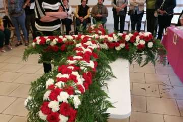 Enramado y colocación de la Cruz en el frontis del colectivo El Roque Azucarero de Telde (Foto TA)