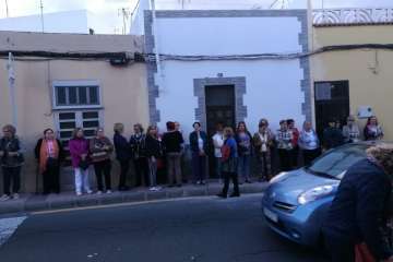 Enramado y colocación de la Cruz en el frontis del colectivo El Roque Azucarero de Telde (Foto TA)