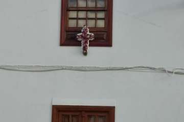 Cruz de flores colocada en un inmueble del barrio histórico de San Francisco (Foto TA)