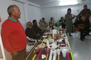 Enramado y brindis popular por el Día de la Cruz en Lomo Guinea (Foto TA)