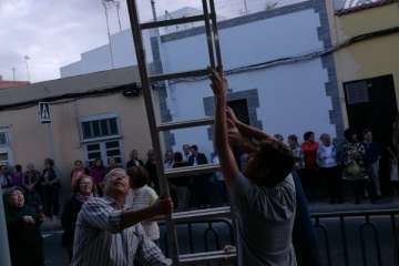 Enramado y colocación de la Cruz en el frontis del colectivo El Roque Azucarero de Telde (Foto TA)