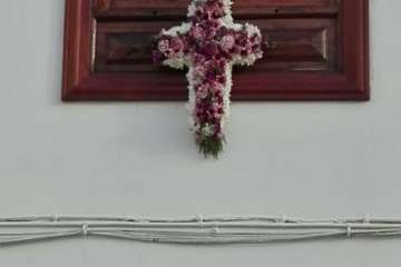 Cruz de flores colocada en un inmueble del barrio histórico de San Francisco (Foto TA)