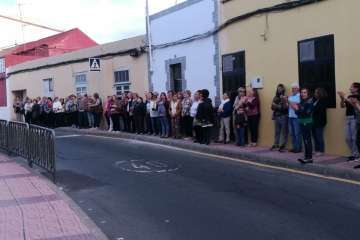 Enramado y colocación de la Cruz en el frontis del colectivo El Roque Azucarero de Telde (Foto TA)