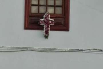 Cruz de flores colocada en un inmueble del barrio histórico de San Francisco (Foto TA)