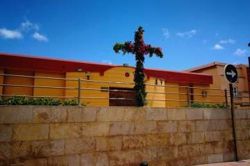 Cruz de flores colocada en la plaza de La Garita por socios del Patronato La Sal (Foto TA)