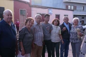 Enramado y colocación de la Cruz en el frontis del colectivo El Roque Azucarero de Telde (Foto TA)