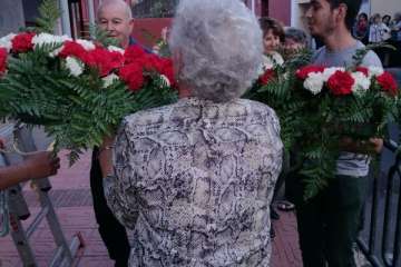 Enramado y colocación de la Cruz en el frontis del colectivo El Roque Azucarero de Telde (Foto TA)