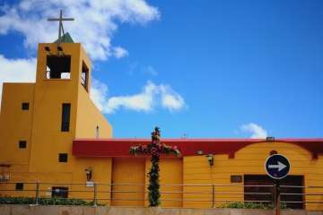 Cruz de flores colocada en la plaza de La Garita por socios del Patronato La Sal (Foto TA)