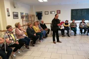 Enramado y colocación de la Cruz en el frontis del colectivo El Roque Azucarero de Telde (Foto TA)