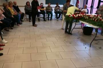 Enramado y colocación de la Cruz en el frontis del colectivo El Roque Azucarero de Telde (Foto TA)