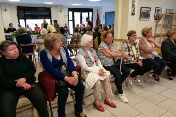 Enramado y colocación de la Cruz en el frontis del colectivo El Roque Azucarero de Telde (Foto TA)