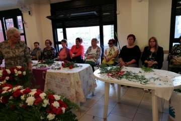 Enramado y colocación de la Cruz en el frontis del colectivo El Roque Azucarero de Telde (Foto TA)