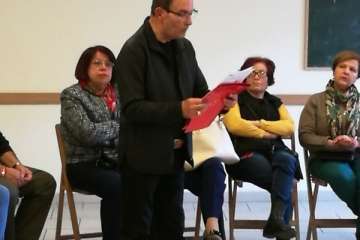 Enramado y colocación de la Cruz en el frontis del colectivo El Roque Azucarero de Telde (Foto TA)