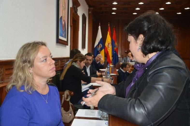 Sonsoles Martín (i), conversando durante el último Pleno municipal con Celeste López (Foto TA)
