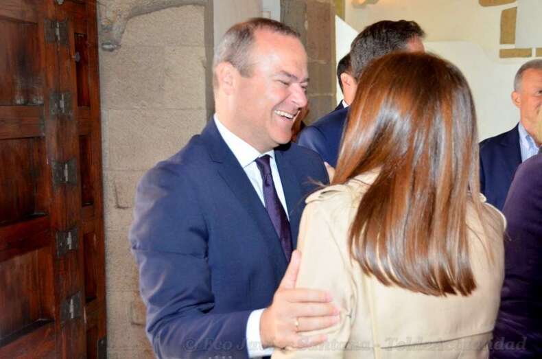 El alcalde de Las Palmas de GC, Augusto Hidalgo, saluda a la primera mandataria de Telde, Carmen Hernández, hoy en Telde (Foto TA)