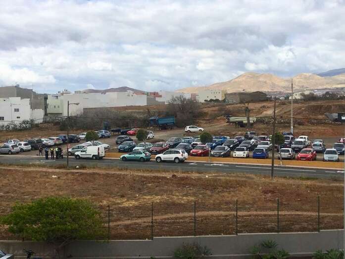 El área para aparcamiento sólo fue ocupado en un 50% durante este lunes (Foto TA)
