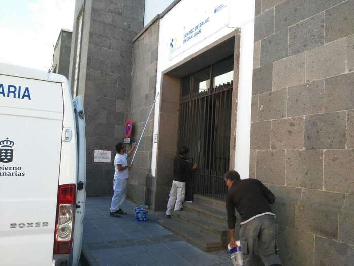 Operarios de Atención Primaria cambiaron el rótulo del Ambulatorio de San Juan y adecentaron su fachada (Foto TA)