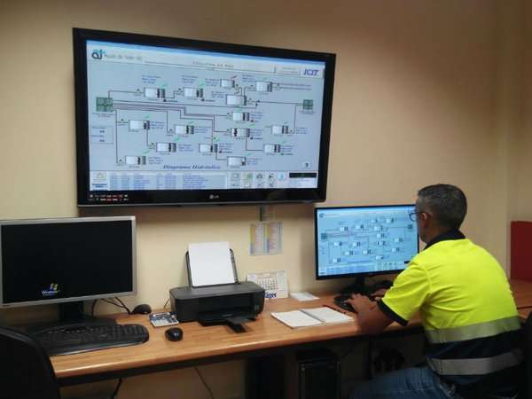 Sala de control de la desaladora de Salinetas (Foto TA)