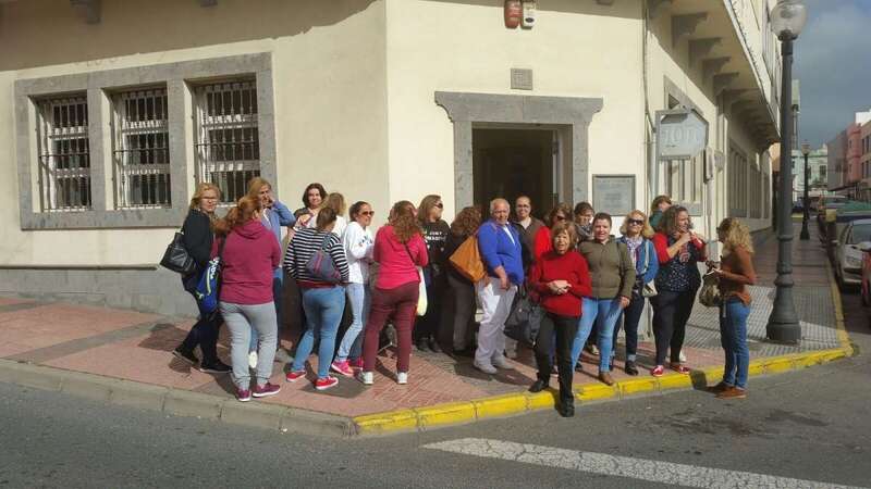 Las afectadas, este lunes concentradas a las puertas de la Concejalía de Educación (Foto TA)