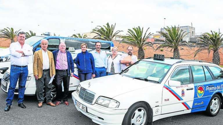 En la imagen, parte de los taxistas afectados por el decreto municipal que entró en vigor el 1 de enero de 2013 y que ya ha recibido dos pronunciamientos judiciales en contra (Foto Borja Suárez/C7)