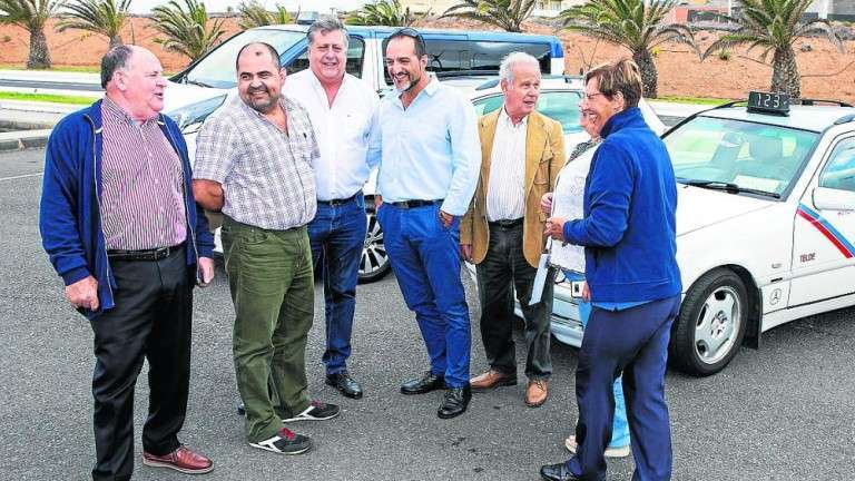 En la imagen, grupo de los taxistas afectados a los que acaba de dar la razón el TSJC (Foto Borja Suárez/C7)