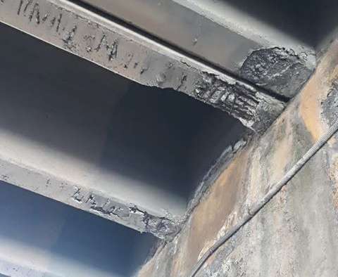 En la imagen se aprecian los daños en la estructura de hormigón armado (Foto TA)