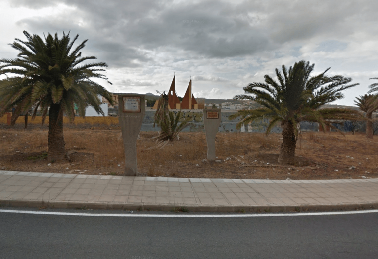 Imagen de archivo del monolito que el PP asegura que está caído (Foto TA)