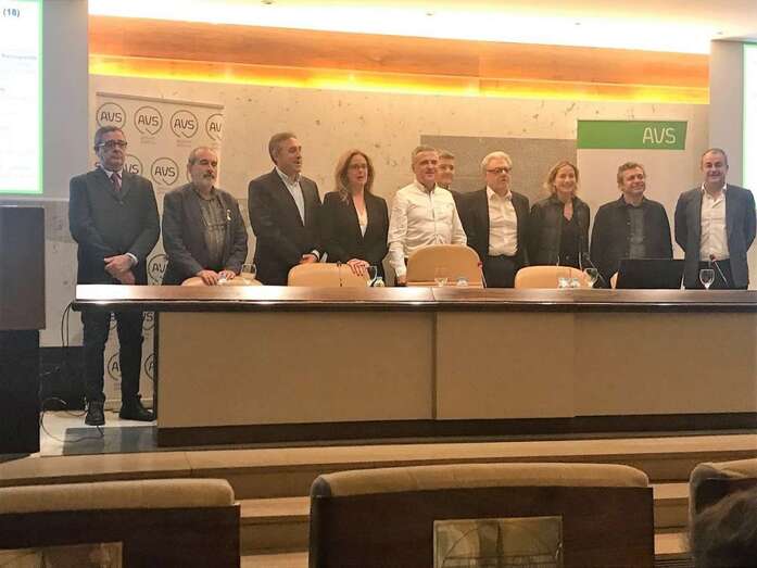 Carmelo Ramírez, primero por la izquierda, junto al resto de directivos de la AVS (Foto TA)