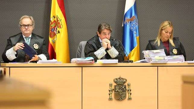 Salvador Alba, en el centro de la imagen, junto a sus compañeros de tribunal en el caso Faycán, Carlos Vielba y Oscarina Naranjo(Foto Alejandro Ramos/CA)