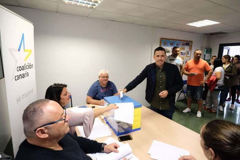 Héctor Suárez, en el momento de votar este sábado (Foto TA)