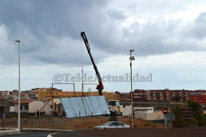Trabajos de instalación de la nueva valla (Foto TA)