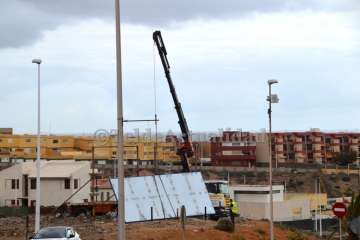 La Policía Local aborta la instalación de una nueva valla publicitaria en La Garita (Foto TA)