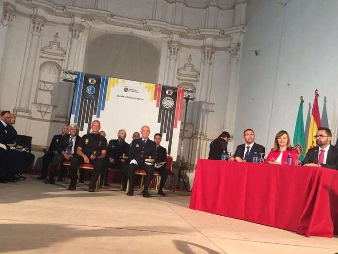 Félix Ramos, en primer plano a la derecha, este jueves durante el Día de la Policía Canaria (Foto TA)