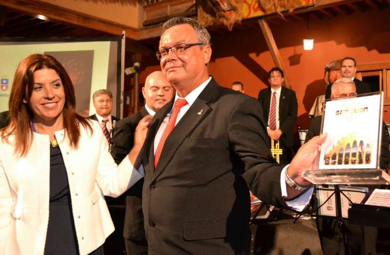 El músico José Martel, director en funciones de la Banda Municipal de Música de Telde, en una imagen de archivo junto a la alcaldesa (Foto TA)