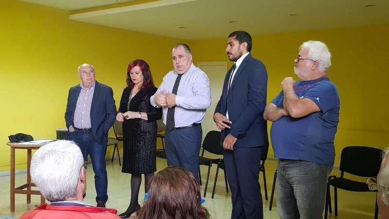 Imagen de la reunión de esta tarde en la antigua Gerencia de Jinámar con representantes vecinales de la zona (Foto TA)