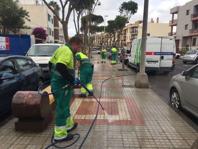 Un operario de limpieza elimina la suciedad con agua a presión (Foto TA)