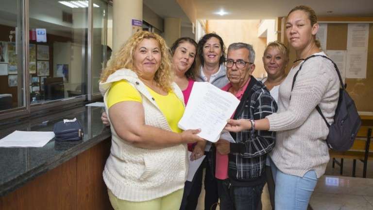 Miembros de la plataforma, este martes, antes de la entrega de las firmas (Foto TA)