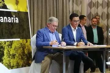 Firma del acuerdo preelectoral entre CC y Unidos por Gran Canaria (Foto TA)